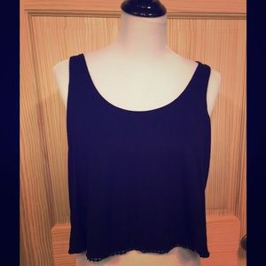 🌻Black crop top, with cute, scalloped detail hem.